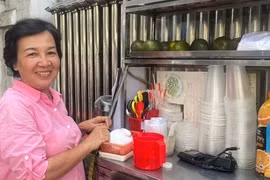 Sống ở TP.HCM: Mẹ đơn thân bán nước vỉa hè 'triết lý' yêu TP.HCM bất tận