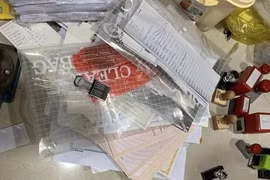 Bắt nghi phạm làm giả từ sổ đỏ đến bằng cử nhân, tiến sĩ