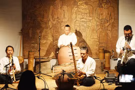 Trăm năm... ở đó... cùng đàn