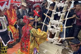 Đi về miền Dao: Người Dao lên đèn