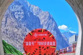 Trung Quốc xây dựng tuyến đường đầu tiên chạy thẳng dưới sông băng