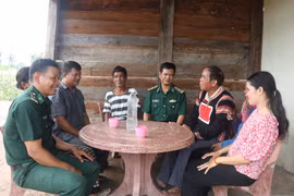 Cán bộ, chiến sĩ Bộ đội Biên phòng trao đổi với các già làng về công tác bảo vệ chủ quyền lãnh thổ, an ninh trật tự ở khu vực biên giới