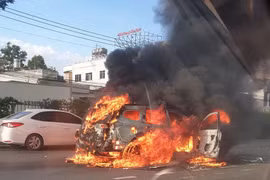 Khánh Hòa: Xe ôtô 7 chỗ bất ngờ bốc cháy khi đang lưu thông