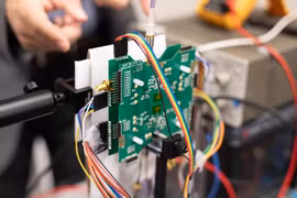 Chip tia X siêu nhỏ giúp điện thoại 'nhìn' xuyên tường