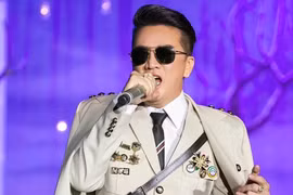 Sở Văn hóa và Thể thao TP.HCM phản hồi vụ Đàm Vĩnh Hưng đeo huy hiệu 'lạ' trong liveshow