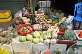 Mùng 2 Tết: Tiểu thương mở hàng, giá bún phở tăng gần gấp đôi