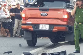 Bình Dương: Xe bán tải tông hàng loạt xe máy, 4 người thương vong