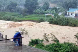 Mưa lớn khiến nước lũ dâng cao, xã biên giới Thanh Hóa khẩn cấp sơ tán dân