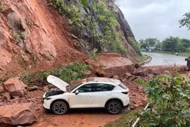 Đá núi sạt lở rơi trúng 2 xe ôtô trên quốc lộ, 8 người bị thương