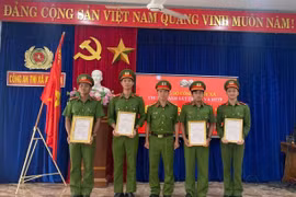 Chiến sĩ nghĩa vụ tự hào đứng dưới cờ Đảng