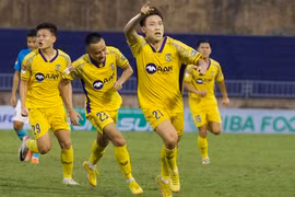 Thua ngược SLNA chỉ trong 2 phút, đội Khánh Hòa đặt một chân xuống giải hạng nhất