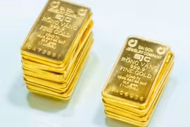 Giá vàng miếng SJC, vàng nhẫn vẫn cao chót vót dù giá thế giới lao dốc