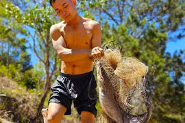 Hàng trăm người đổ về hồ thủy điện cổ nhất Việt Nam để bắt cá to