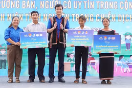 Anh Bùi Quang Huy thăm các già làng, trưởng bản tại Kon Tum