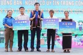 Anh Bùi Quang Huy thăm các già làng, trưởng bản tại Kon Tum