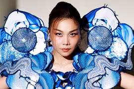 Siêu mẫu Thanh Hằng 'lỗ vốn' khi làm vedette show thời trang