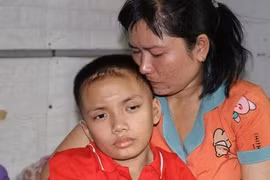 'Con muốn sống': Người mẹ nghèo nợ 150 triệu đồng khóc nghẹn tìm đủ đường cứu con