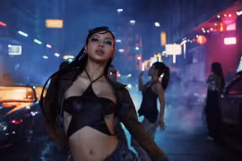 Lisa của Blackpink khoe dáng 'bốc lửa'