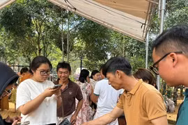 Du khách thưởng thức miễn phí món ăn độc lạ ở Măng Đen