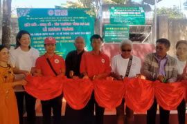 Bàn giao giếng khoan và tặng quà Tết cho người nghèo, học sinh huyện Chư Sê