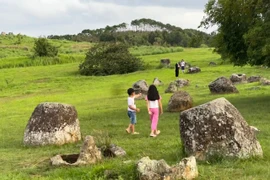 Du ký đất Lào - Bài 4: Đường về Xiengkhuang - Cánh Đồng Chum