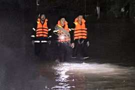 Bình Dương: Mưa lớn, nước cuốn ô tô, nữ lái xe tử vong