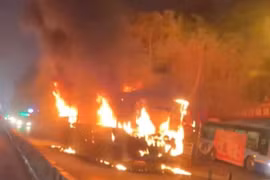 Xe buýt ở Hà Nội cháy ngùn ngụt lúc rạng sáng