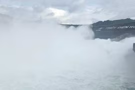 Thủy điện Hòa Bình mở 1 cửa xả đáy, 12 tỉnh thành lo ứng phó