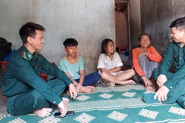 Biên cương hữu nghị: Nâng đỡ những mảnh đời khốn khổ