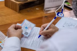 Cảnh báo lừa đảo qua điện thoại với chiêu trò tặng quà do đóng bảo hiểm y tế lâu năm