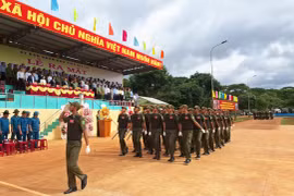 Đại diện lực lượng tham gia bảo vệ an ninh, trật tự ở cơ sở diễu binh tại lễ ra mắt