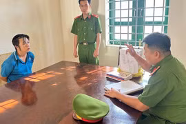 'Trùm' cho vay lãi nặng bất ngờ đâm cán bộ công an khi bị khám xét nhà