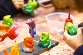 Gen Z say mê làm linh vật rồng rực rỡ với biểu cảm ngộ nghĩnh