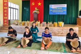Khi phụ nữ đan gùi