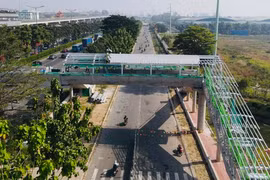 Ngắm cầu đi bộ nối tới ga metro số 1 sắp hoàn thiện