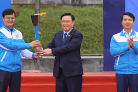 Chủ tịch Quốc hội Vương Đình Huệ trao ngọn đuốc khởi động Tháng Thanh niên năm 2024