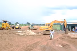 Dự án đường hành lang kinh tế phía Đông tỉnh: Chậm tiến độ vì vướng mặt bằng, thiếu đất đắp nền đường