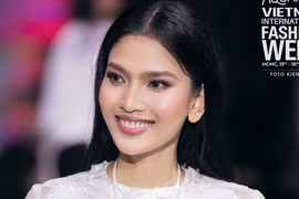 'Mỹ nhân ăn chay' Trương Thị May diễn vedette cho nhà thiết kế Thủy Nguyễn