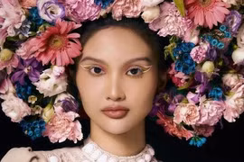 Học trò Thanh Hằng 'bắt trend' hoa cài trên tóc gây sốt của Triệu Lệ Dĩnh