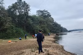 Hàng trăm người tìm kiếm 2 cháu bé mất tích