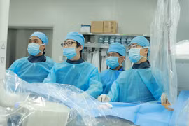 Dấn thân chữa bệnh cứu người