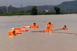2 nữ sinh bị nước lũ cuốn trôi, 1 em tử vong
