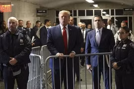 Ông Donald Trump 'nặng lời' với khoản phạt gần 355 triệu USD