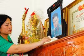 Tìm lại những anh hùng: 'Con xa bố mãi rồi, giờ phải ở gần'