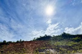 Nguy hiểm rình rập trước tình trạng sạt lở trên Quốc lộ 14