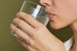 Lý do vì sao người tuổi 50 cần uống nước nhiều hơn