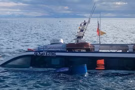 Chìm ca nô du lịch ở Cù Lao Chàm, cứu được 23 người