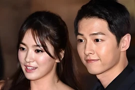 Màn chạm mặt của Song Hye Kyo - Song Joong Ki gây sốt