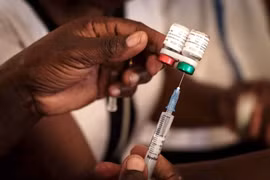 Anh từ chối ký hiệp định của WHO về chia sẻ vắc xin 