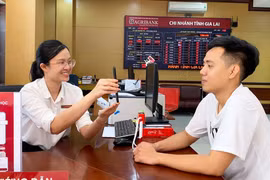 Nhân viên Agribank Gia Lai hỗ trợ khách hàng cài đặt xác thực sinh trắc học để tăng cường bảo mật khi giao dịch thanh toán trực tuyến